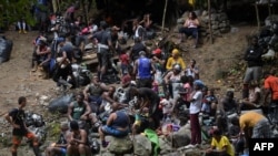 Cientos de migrantes se agolpan al cruzar el Tapón del Darien, en Colombia, el 26 de septiembre de 2021.