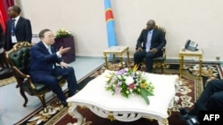 Joseph Kabila (à d.), s'entretenant avec Ban Ki-Moon à Kinshasa mercredi