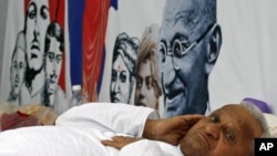 Social activist Anna Hazare rests during a 'fast unto death' campaign demanding the government enact a tough anti-corruption law that will lead to the prosecution of officials and lawmakers, in New Delhi, April 6, 2011