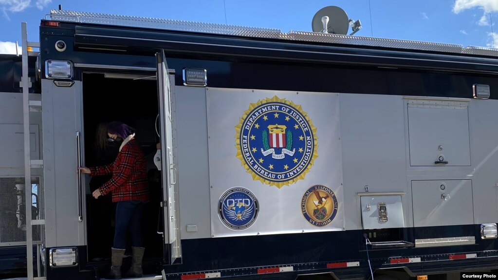 FBI等执法机构参与11月的大麻农场突袭行动。图为FBI特工的大巴车 （Lynn Sanchez 拍摄）(photo:VOA)