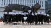 香港中文大学毕业生举起被中国拘押的12名港人的姓名牌子（2020年11月19日）
