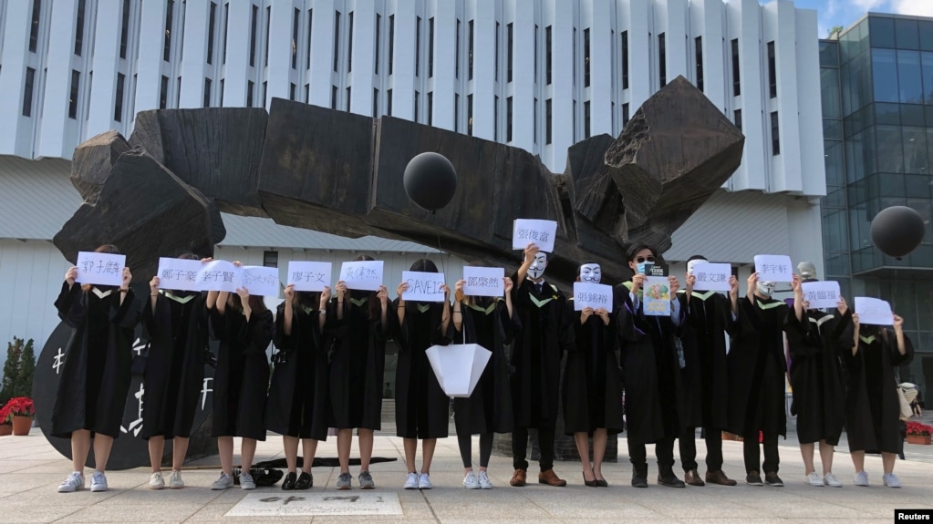 香港中文大学毕业生举起被中国拘押的12名港人的姓名牌子以示抗议。（2020年11月19日）