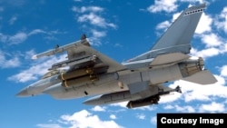미 공군 F-16 전폭기가 AIM-9X 미사일 테스트를 위해 차이나 레이크 해군 항공 무기 센터 주변을 비행하고 있다. 사진출처 = 미 공군. (자료사진)