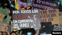 Activistas sostienen pancartas mientras participan en una marcha exigiendo el fin de la violencia contra las mujeres y el feminicidio en el país, antes de una protesta por el Día Internacional de la Mujer, en San Salvador, El Salvador, el 7 de marzo de 2021.