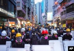 8일 수천 명의 홍콩 시위대가 방독면을 쓴채 시위를 벌이며 미국 총영사관으로 행진하고 있다.