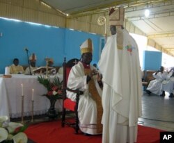 Dom Dionisio Hisilenapo (sentado), novo Bispo do Namibe recebe os símbolos eclisiásticos das mãos do Núncio Apostólico em Angola, Novatos Rugambwa