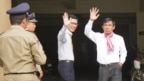 Cựu phóng viên của đài RFA Uon Chhin và Yeang Sothearin bên ngoài tòa án hôm 3/10.