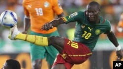 Vincent Aboubakar du Cameroun décoche un tir lors d’un match de football de la Coupe d'Afrique des nations Groupe D contre la Côte d’Ivoire au de Malabo, à Malabo, Guinée équatoriale, 28 janvier 2015. 