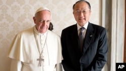 Paus Fransiskus berpose dengan Presiden Bank Dunia, Jim Yong Kim setelah pembicaraan di Vatikan, Senin (28/10). 