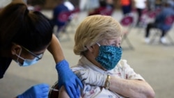 Seorang pasien menerima vaksin COVID-19 merek Pfizer di salah satu klinik di Southfield, Michigan, AS, pada 29 September 2021. (Foto: Reuters/Emily Elconin)