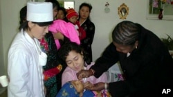 북한의 한 병원에서 2~5살 어린이를 대상으로 소아마비 예방접종을 실시하고 있다. (자료사진)
