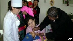 지난 2001년 북한에서 2~5살 아이들이 소아마비 예방접종을 맞기 위해 줄을 서 있다. (자료사진)