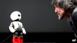 지난 6월 일본 도쿄에서 열린 6월 전시회에서 우주인 로봇 '키로보'가 개발자 후미노리 카타오카와 대화하고 있다.