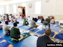 Warga Muslim Amerika bersiap menjalankan Salat Idul Adha di masjid komunitas Muslim Indonesia di Masjid IMAAM Center, di Silver Spring, Maryland, Jumat pagi (31/7). (Foto: Ilustrasi/Karlina Amkas)