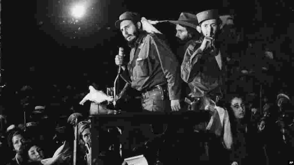Castro habla ante sus seguidores en enero de 1959, tras derrocar al dictador Fulgencio Batista.