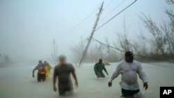 허리케인 '도리안'이 강타한 카리브해 섬나라 바하마에서 3일 봉사자원들이 시민들을 구출하기 위해 침수된 도로 위를 걷고 있다. 