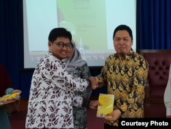 Direktur Maarif Institute, Muhammad Abdullah Darraz, menyerahkan buku "Milenial Bincang Perdamaian" kepada Dekan Fakultas Ushuluddin UIN Bandung, Rosihon Anwar, Kamis (10/1/2019). Buku itu merupakan antologi esai dari generasi muda dan membahas upaya menj