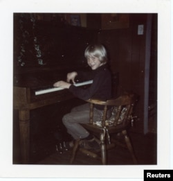 Kurt Cobain saat berusia 8 tahun sedang bermain piano, 15 April 1975. Foto yang dirilis oleh keluarga Cobain, adalah satu dari beberapa koleksi barang pribadi yang akan dipamerkan dalam ekshibisi di Museum of Style Icons di Newbridge, Irlandia. (Foto: Arsip Keluarga Cobain via Reuters)