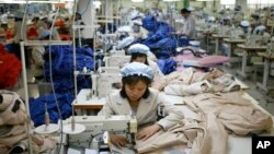 Para pekerja Korea Utara tengah menjahit di sebuah pabrik jaket di Komplek Industri Kaesong, Korea Utara, 19 Desember 2013 (Foto:(AP Photo/Kim Hong-Ji, Pool). 