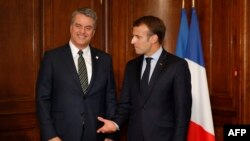Emmanuel Macron et Roberto Azevedo, directeur général de l'OMC à Paris, le 30 mai 2018.