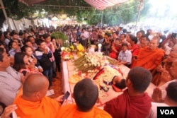 Cambodians join a funeral procession to mark the 100th day of death of slain political analyst Kem Ley's funeral in Wat Kdey Chhas in Phnom Penh in July 16th, 2016. (Hean Socheata/VOA Khmer)