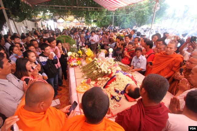 រូបឯកសារ៖ ប្រជា​ពលរដ្ឋ​កម្ពុជា​ មក​ពី​បណ្តា​ខេត្ត និង​រាជធានី​ភ្នំពេញ​ មក​ចូលរួម​ពិធីបុណ្យ​សព​របស់​លោក ​កែម ឡី ដែល​ត្រូវ​បាន​គេ​បាញ់​សម្លាប់​ ក្នុង​វត្តក្តីចាស់ នៅ​ជាយ​រាជធានី​ភ្នំពេញ​ កាល​ពី​ថ្ងៃ​ច័ន្ទ ទី​១១ ​ខែកក្កដា​ ឆ្នាំ​២០១៦។ (ហ៊ាន​ សុជាតា/VOA)