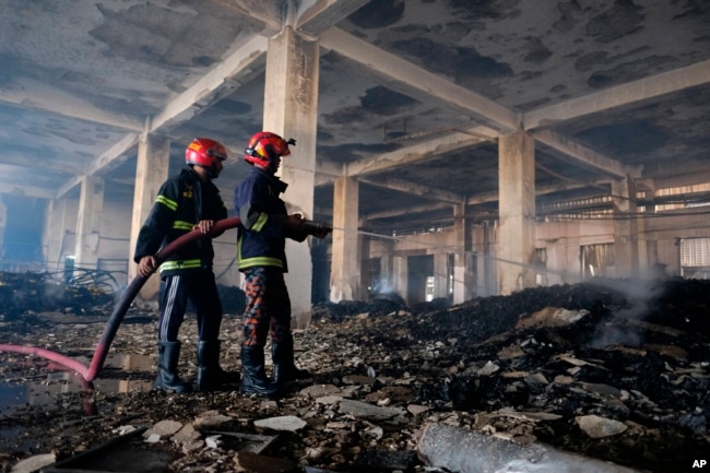فائر فائٹرز آگ بچھانے کی کوش کر رہے ہیں۔ 9 جولائی 2021