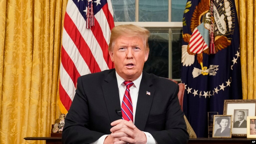 El presidente Donald Trump se dirigiÃ³ el martes 8 de enero de 2019 a los estadounidenses por televisiÃ³n desde la Oficina Oval para insistir en su plan de conseguir fondos y levantar un muro en la frontera sur de EE.UU.