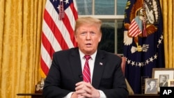 El presidente Donald Trump se dirigió el martes 8 de enero de 2019 a los estadounidenses por televisión desde la Oficina Oval para insistir en su plan de conseguir fondos y levantar un muro en la frontera sur de EE.UU.