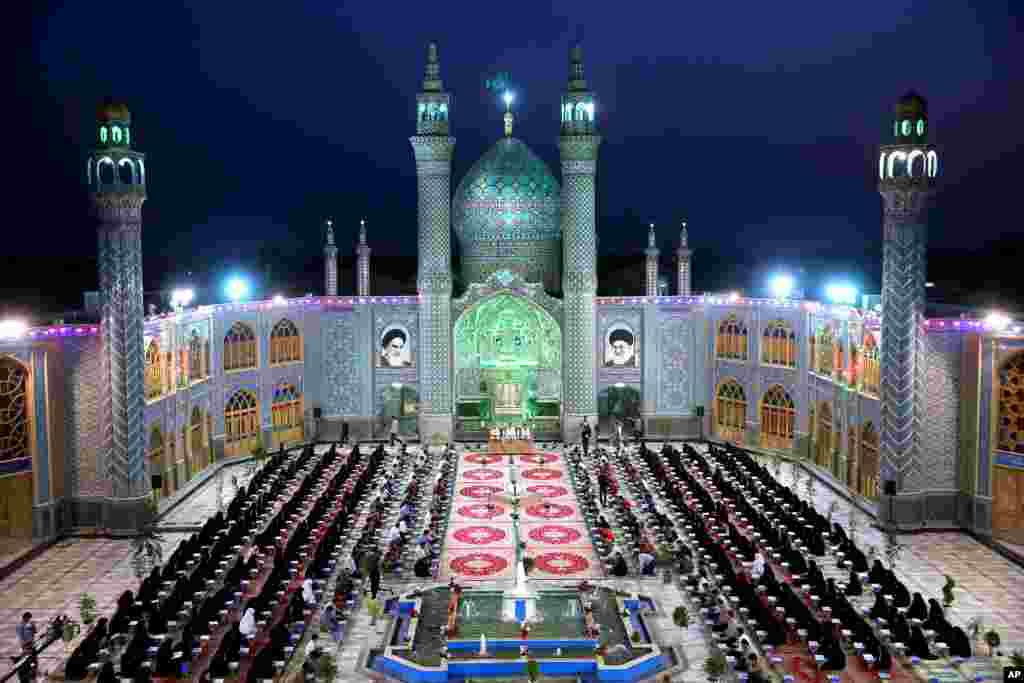 Iranian worshipers recite verses of the Quran, Islam&#39;s holy book, during the Muslim holy fasting month of Ramadan at the shrine of Saint Mohammad Helal Ibn Ali in the city of Aran and Bidgol, some 140 miles (225 kilometers) south of the capital Tehran.