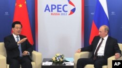 Председатель КНР Ху Цзиньтао и президент России
Владимир Путин