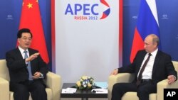 Presiden Rusia Vladimir Putin bertemu Presiden Tiongkok Hu Jintao di sela-sela KTT APEC di Vladivostok, Rusia (Jumat, 7/9). 