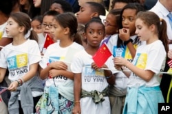 Students from D.C. Chinese immersion school meet Presidents Xi and Obama. (AP)