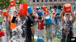 حدود ۲۰۰ نفر در میدان کاپلی بوستون برای شرکت در «کارزار سطل آب یخ» جمع شدند – ۱۶ مرداد ۱۳۹۳ 