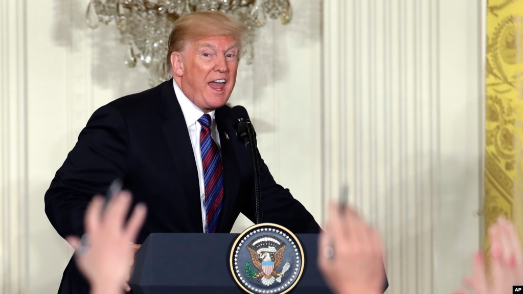 El presidente Donald Trump volvió a culpar a los demócratas del retraso en construir el muro en la frontera con México.