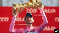 Pebalap sepeda Italia, Vincenzo Nibali mengangkat trophy setelah memenangi Tour Giro d'Italia di Brescia, Italia (26/5). 