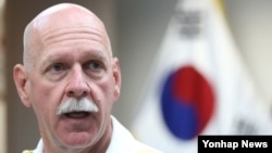 한국을 찾은 스콧 스위프트 미군 태평양함대사령관이 20일 서울 용산 미군기지에서 언론과 인터뷰를 하고 있다.