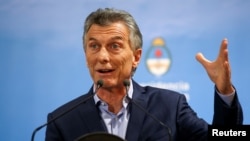 El presidente de Argentina, Mauricio Macri, se se opone al aborto, se comprometió a no vetar la norma en caso de ser aprobada.