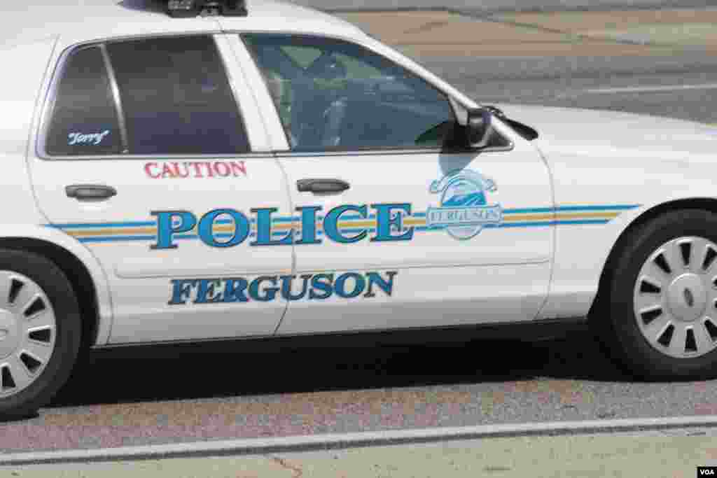 La policía de Ferguson también hizo público un video donde se ve al joven estadounidense robando una tienda en Ferguson, minutos antes de su muerte. Según el cuerpo de seguridad, el oficial Wilson estaba respondiendo a este robo. [Foto: Gesell Tobias, VOA]