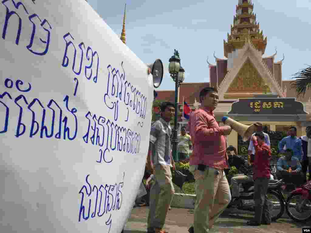 ផ្ទាំង​បដា​ពាក្យ​ស្លោក​ទាមទារ​ឲ្យ​លោក​ កឹម​ សុខា​ អនុ​ប្រធាន​ទី​១​នៃ​រដ្ឋសភាជាតិ​និង​ជា​អនុ​ប្រធាន​គណបក្ស​សង្គ្រោះ​ជាតិ​ ចុះ​ចេញ​ពី​តំណែង​​ ត្រូវ​បាន​លើក​ឡើង​ដោយ​ក្រុម​អ្នក​តវ៉ា​ខណៈពេល​ដែល​​ពួកគេ​បាន​ប្រមូល​ផ្តុំ​គ្នា​នៅ​មុខ​រដ្ឋសភា​ជាតិ​ កាល​ពី​ព្រឹក​ថ្ងៃ​ច័ន្ទ​ ទី​២៦ ខែ​តុលា​ ឆ្នាំ​២០១៥។ (នៅ​ វណ្ណារិន/VOA)