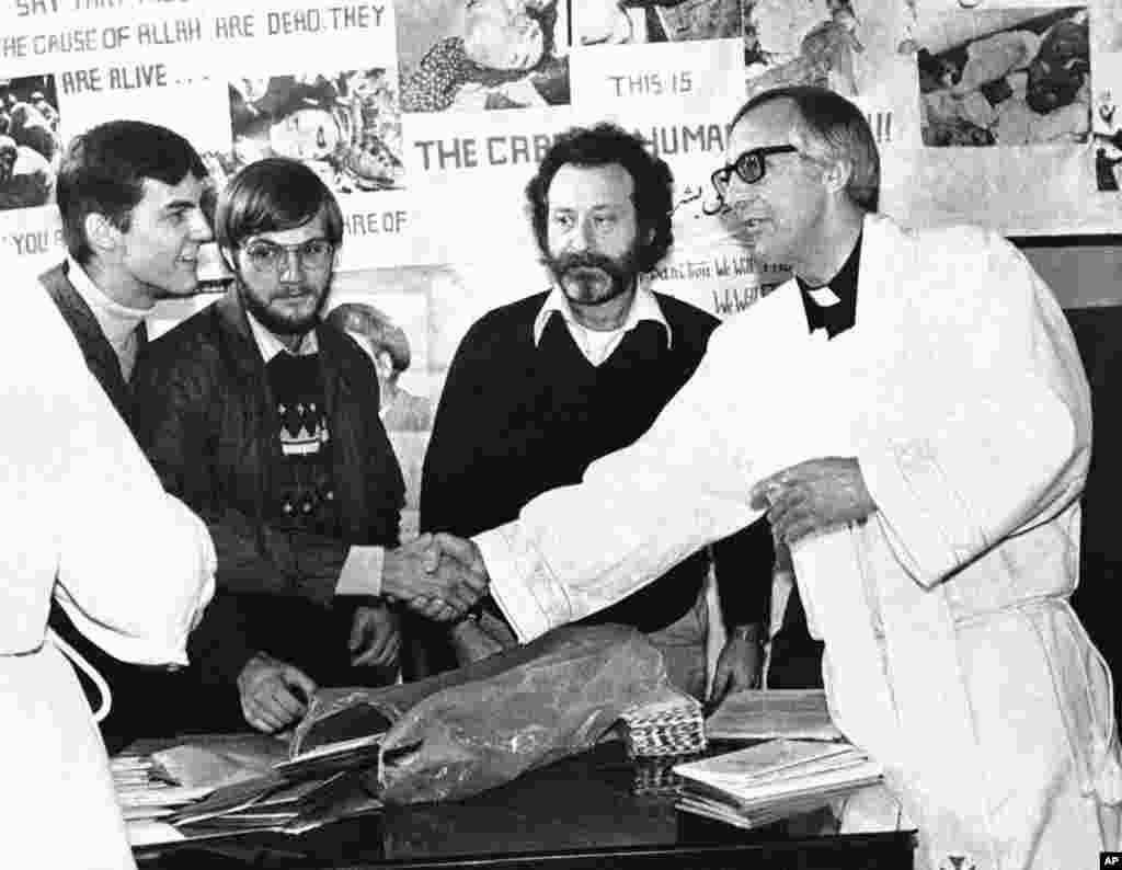 دسامبر ۱۹۷۹ (دی ماه ۱۳۵۸) مقام ارشد کلیسای کاتولیک دیترویت اجازه پیدا کرد تا به مناسبت کریسمس با گروگان ها دیدار کند