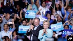 La candidate démocrate à la Maison Blanche Hillary Clinton est avec son colistier Tim Kaine, gouverneur de la Virginie, lors d'un rassemblement à l'University Panther Arena à Miami, le 23 juillet 2016. 