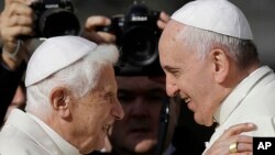 Paus Franciscus (kanan) saat bertemu dengan Paus Emeritus Benediktus XVI di Vatikan, 28 September 2014. (Foto: dok).