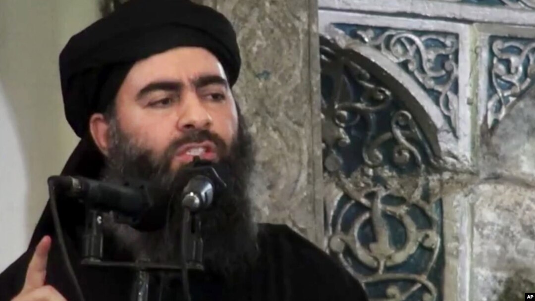 Arhiva - Na ovoj fotografiji objavljenoj sa sajtu militanata 5. jula 2014, vidi se lider grupe Islamska država, Abu Bakr al-Bagdadi, koji je odaslao novu poruku kasno u sredu, ohrabrujući svoje sledbenike da nastave da se bore za grad Mosul.