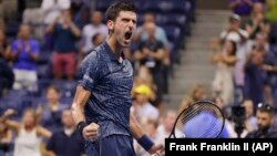 Novak Đoković slavi pobedu nad Australijancem Džonom Milmanom u četvrtfinalu Ju Es Opena u Njujorku (Foto: AP/Frank Franklin II)