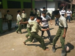 Para siswa MII Plosogenuk, Perak, Jombang bermain bersama para siswa SD Kristen Petra Jombang (foto: courtesy).