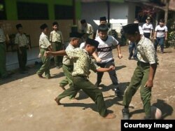 Para siswa MII Plosogenuk, Perak, Jombang bermain bersama para siswa SD Kristen Petra Jombang (foto: courtesy).