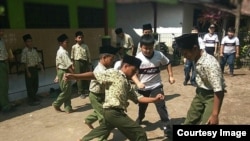 Para siswa MII Plosogenuk, Perak, Jombang bermain bersama para siswa SD Kristen Petra Jombang (foto: courtesy).