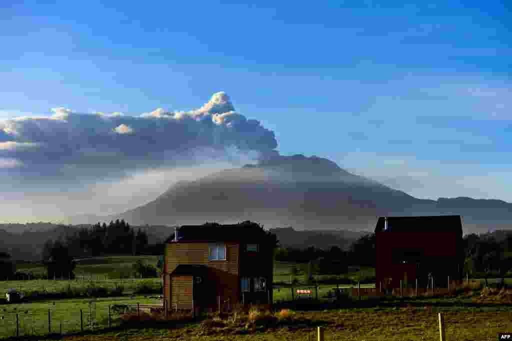Núi lửa Calbuco ở Puerto Varas, Chile. Miền nam Chile vẫn trong tình trạng báo động vào ngày thứ sáu cho một đợt phun trào từ núi lửa nữa sau khi ngọn núi bừng tỉnh vào tuần này, ngùn ngụt phun khói lửa lần đầu tiên trong nửa thế kỷ, buộc 5.000 người phải sơ tán và thắp sáng bầu trời đêm. &nbsp;