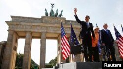 Presiden Obama didampingi Kanselir Jerman Angela Merkel dan Walikota Berlin Klaus Wowereit,saat berpidato di depan gerbang Brandenburg, Berlin (19/6).